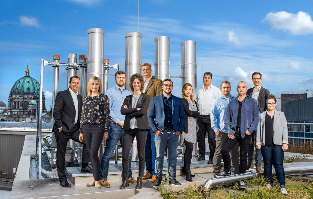 Gruppenbild der G2Plus GmbH Mitarbeiter auf dem Dach